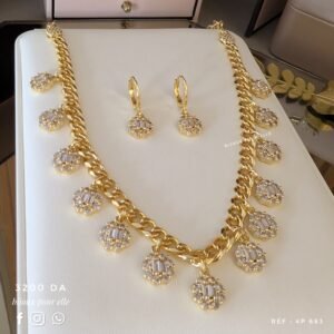 Bijoux chaine avec boucles